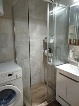 Kupatilo sa tuš kabinom, umivaonikom i veš mašinom. - image 8
