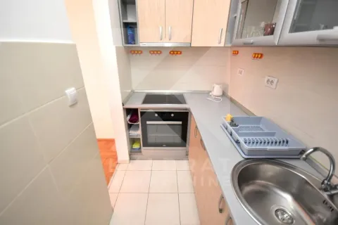 Manja kuhinja sa elementima, ugradnom rernom i sudoperom. - image 5