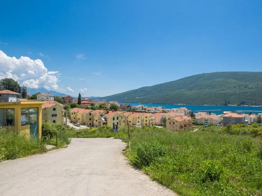 Pogled sa imanja na naselje i zaliv.