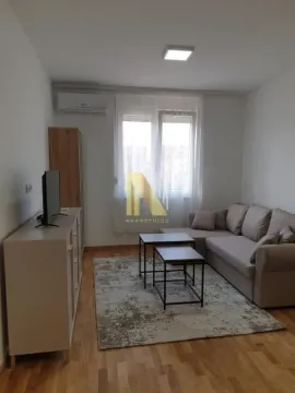 Dnevna soba sa garniturom, televizorom i trpezarijskim stolom. - image 2