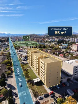 Pogled iz vazduha na stambenu zgradu sa označenom lokacijom i okolnim sadržajima. - image 3