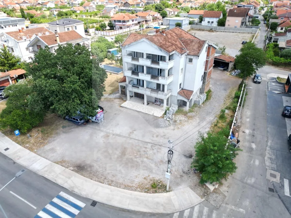 Izdavanje, poslovni prostor, 300m², Gornja Gorica, Podgorica