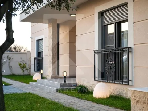 Izdavanje, kuća, 166m², Tološi, Podgorica - image 31