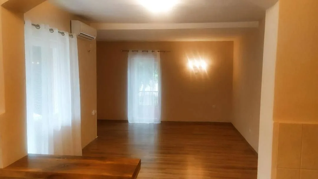 Izdavanje, dvosoban stan, 90m², Gorica C, Podgorica