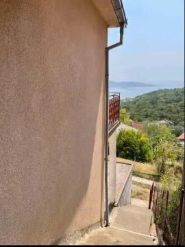 Pogled sa spoljne strane kuću i stepenište sa pogledom na more. - image 2