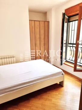 Nameštena spavaća soba sa bračnim krevetom, ormarom i prozorom koji gleda spolja. - image 15