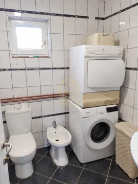 Kupatilo opremljeno toaletom, bideom i mašinama za pranje i sušenje veša. - image 11