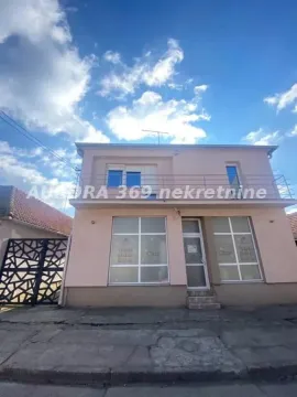 Prednji pogled na spratnu kuću sa poslovnim prostorom u prizemlju. - image 15