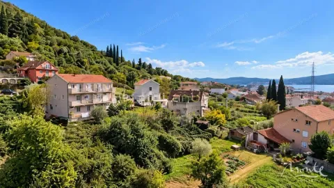 Pogled iz vazduha na naselje i okolno zelenilo sa pogledom na more. - image 2