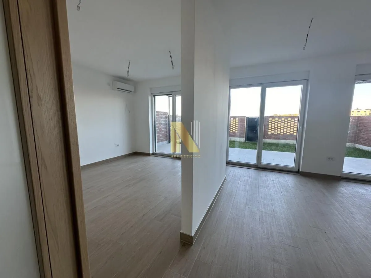 Prodaja, četvorosoban stan, 205m², Alibegovac, Petrovaradin