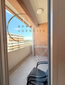 Natkriveni balkon sa stolicom i sušilicom za veš. - image 8