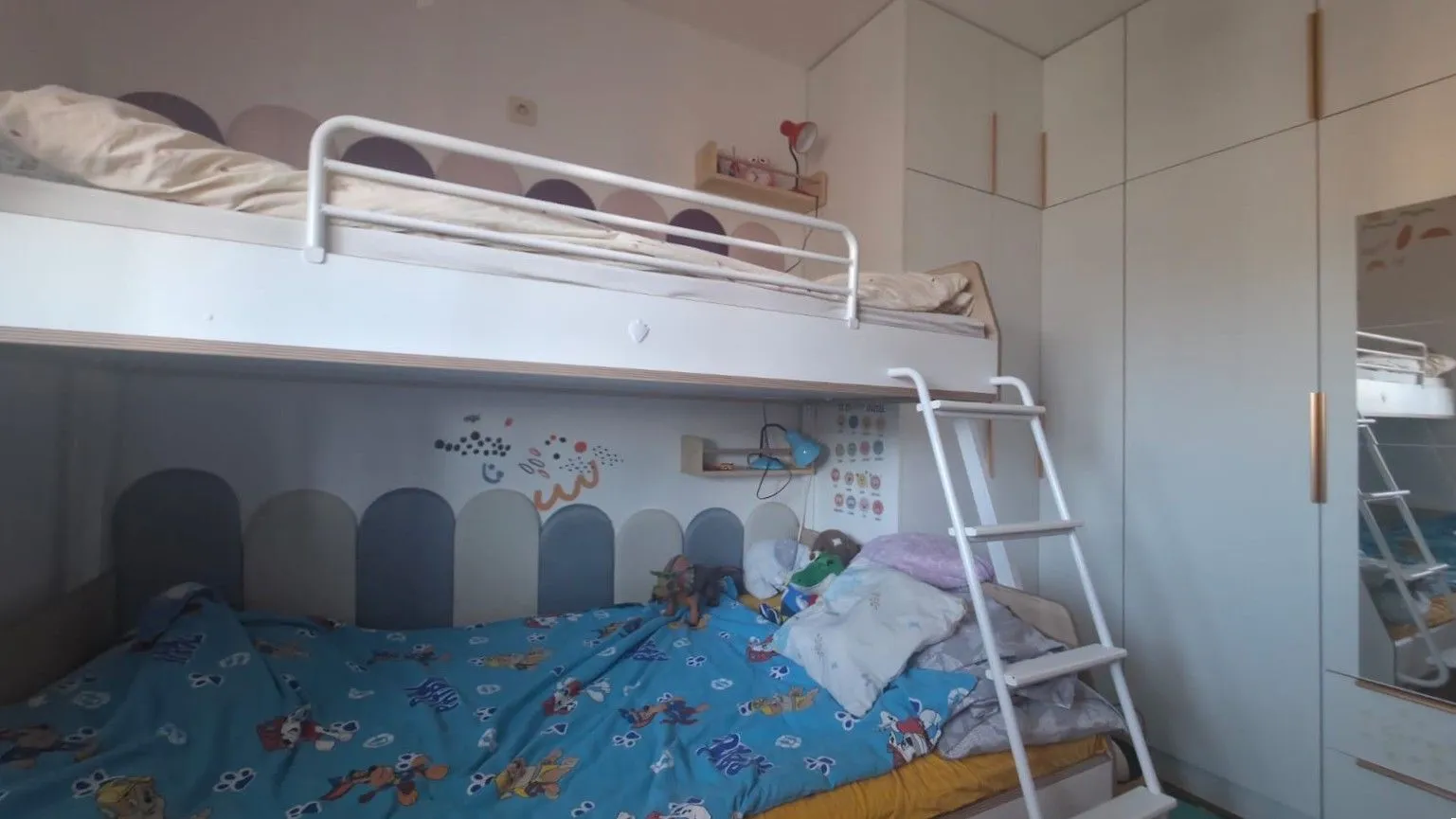 Dječija soba sa krevetom na sprat i ugradnim ormarom.