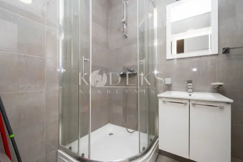 Kupatilo sa tuš kabinom, umivaonikom i ogledalom. - image 6