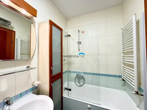 Kupatilo sa kadom, umivaonikom, ogledalom i drvenim ormarićem. - image 10