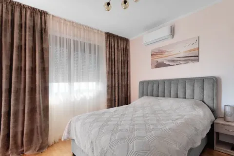 Uređena spavaća soba sa bračnim krevetom, prozorom i klima uređajem. - image 7