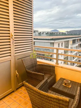 Namješten balkon sa garniturom za sjedenje i pogledom na grad. - image 7