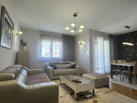 Izdavanje, četvorosoban stan, 82m², Blok 6, Podgorica - image 2