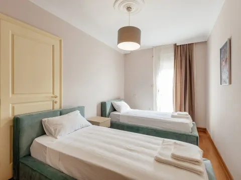 Izdavanje, kuća, 247m², Centar, Kotor - image 9