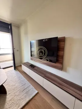 Dnevna soba sa TV policom i izlazom na terasu. - image 13