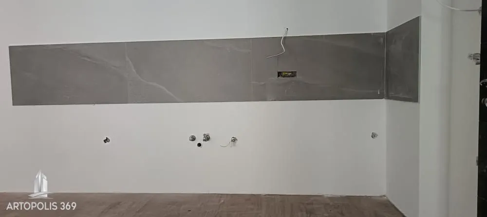 Deo kuhinje sa postavljenim keramičkim pločicama i izvodima za instalacije.