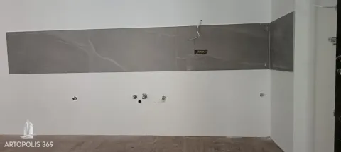 Deo kuhinje sa postavljenim keramičkim pločicama i izvodima za instalacije. - image 8