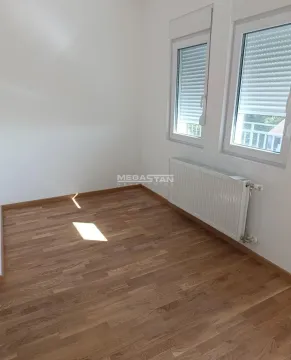 Prazna soba sa parketom i dva prozora. - image 4