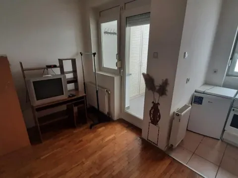 Izdavanje, garsonjera, 22m², Bulevar Oslobodjenja, Novi Sad Sve Podlokacije - image 3
