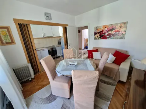 Dnevna soba sa trpezarijom i pogledom na kuhinju. - image 8