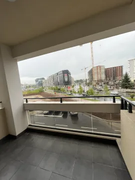 Pogled sa prostranog balkona na ulicu i zgrade u izgradnji. - image 23