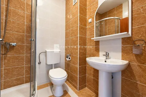 Kompaktno kupatilo sa tuš kabinom, umivaonikom i WC šoljom. - image 9