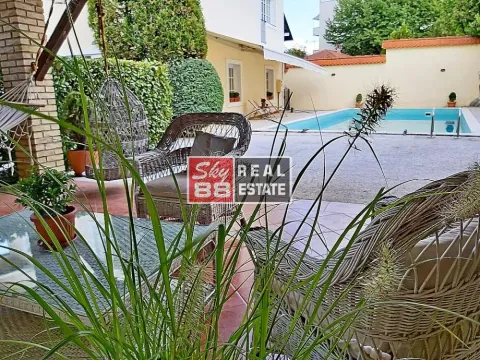 Kuća in Zvezdara Sve Podlokacije