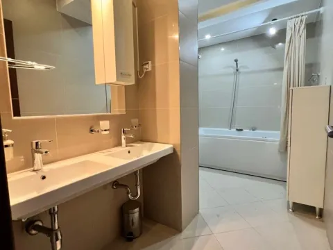 Izdavanje, četvorosoban stan, 228m², Preko Morače, Podgorica - image 25