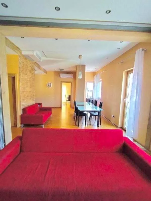 Izdavanje, trosoban stan, 124m², Herceg Novi, Crna Gora