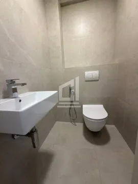 Manje kupatilo sa umivaonikom i ugradnom wc šoljom obloženo keramičkim pločicama. - image 2