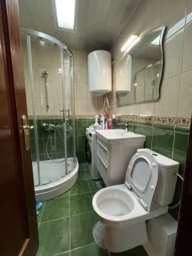 Kompaktno kupatilo sa tuš kabinom, umivaonikom, WC šoljom i veš mašinom. - image 8