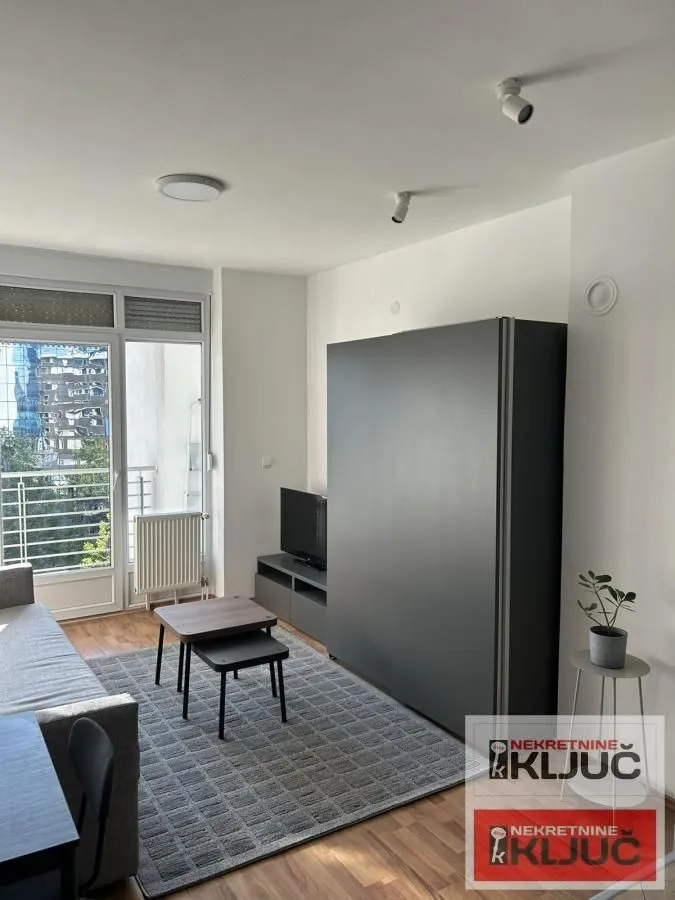 Izdavanje, garsonjera, 28m², Bulevar Oslobodjenja, Novi Sad Sve Podlokacije