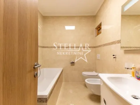 Prodaja, kuća, 200m², Rogami, Podgorica - image 9