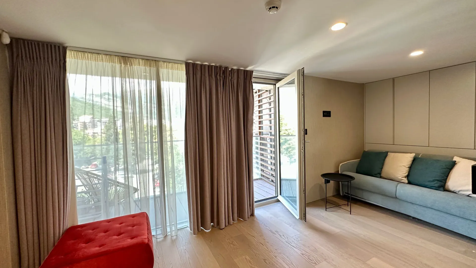 Izdavanje, dvosoban stan, 98m², Centar, Budva