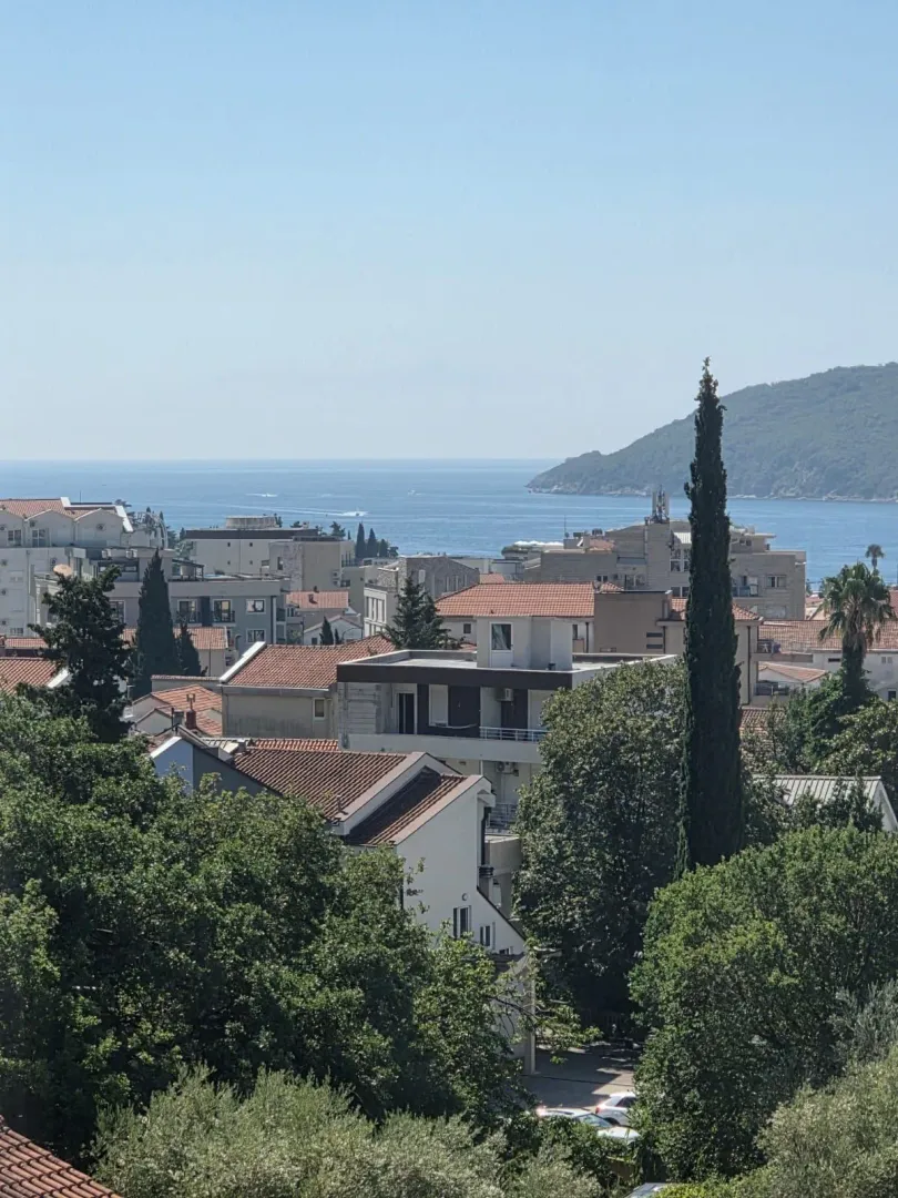 Pogled na more i grad sa terase nekretnine.