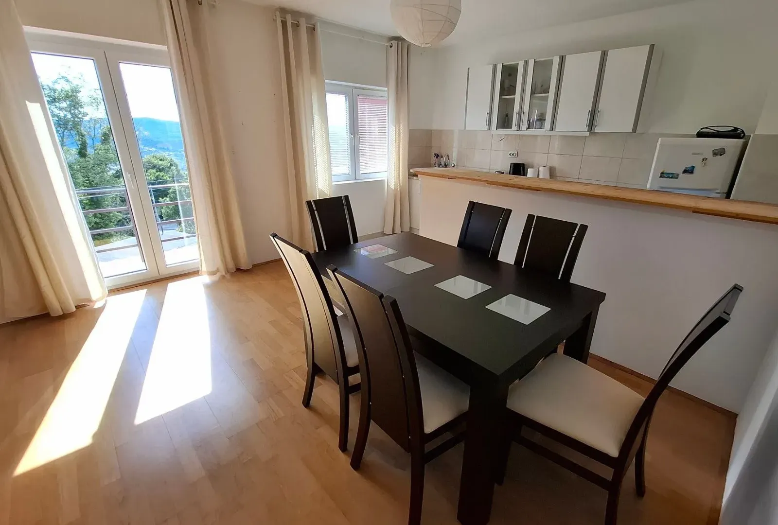 Izdavanje, dvosoban stan, 70m², Radanovići, Kotor