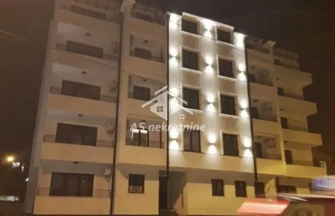 Pogled na osvetljenu fasadu stambene zgrade noću. - image 15