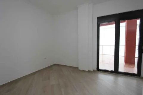 Prazna soba sa svijetlim podom i izlazom na terasu. - image 26