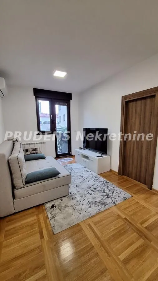 Izdavanje, jednosoban stan, 35m², Vračar Sve Podlokacije, Beograd