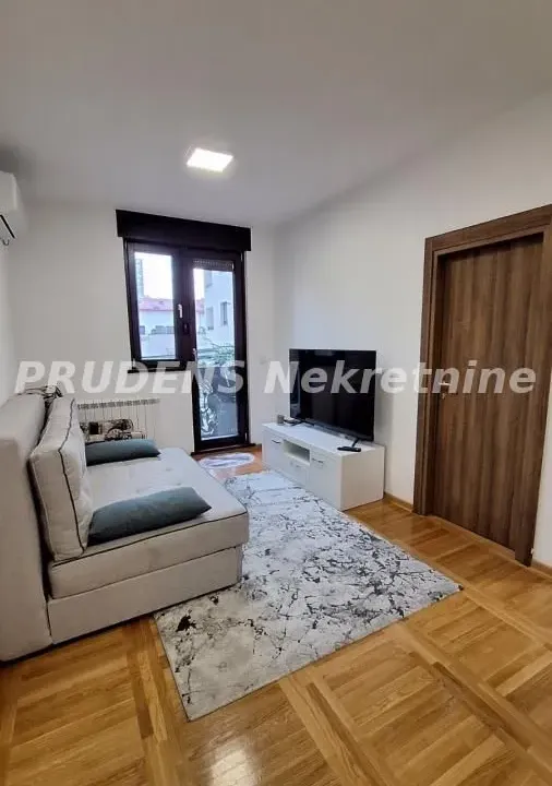 Izdavanje, jednosoban stan, 35m², Vračar Sve Podlokacije, Beograd