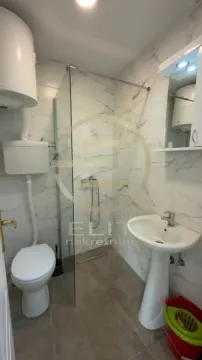 Moderno kupatilo sa tuš kabinom, umivaonikom i wc šoljom. - image 5