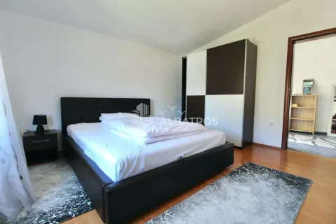 Namještena spavaća soba sa bračnim krevetom, garderoberom i noćnim stočićem. - image 8