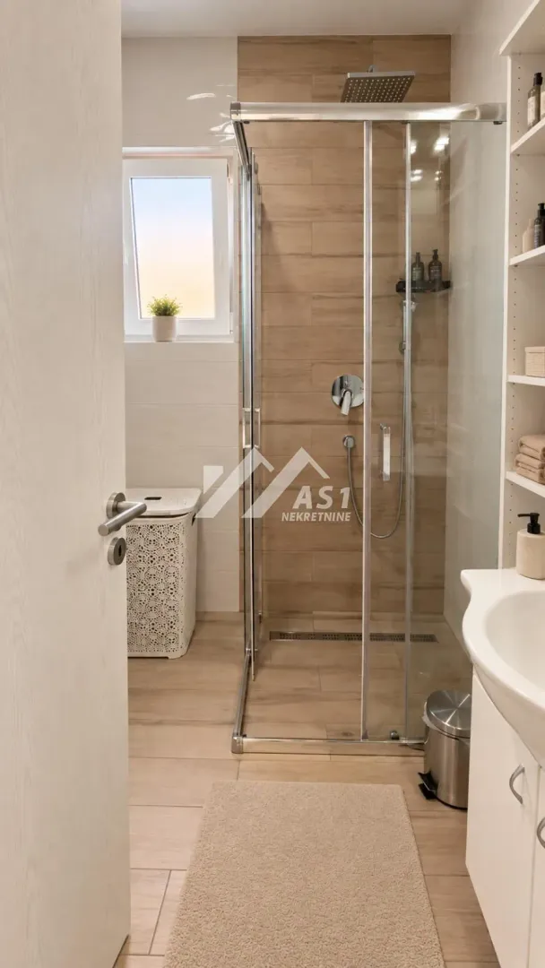 Modernly equipped bathroom with a walk-in shower and washbasin.