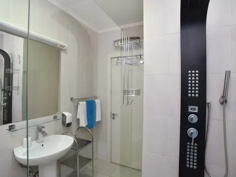 Izdavanje, jednosoban stan, 45m², Centar, Budva - image 7