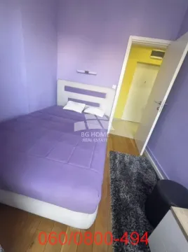 Manja spavaća soba sa bračnim krevetom i ljubičastim zidovima. - image 6