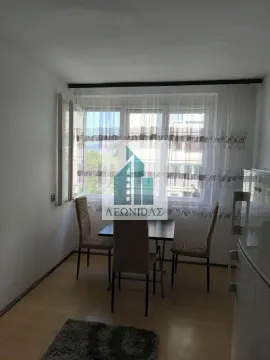 Trpezarijski deo sa stolom i stolicama pored prozora. - image 4